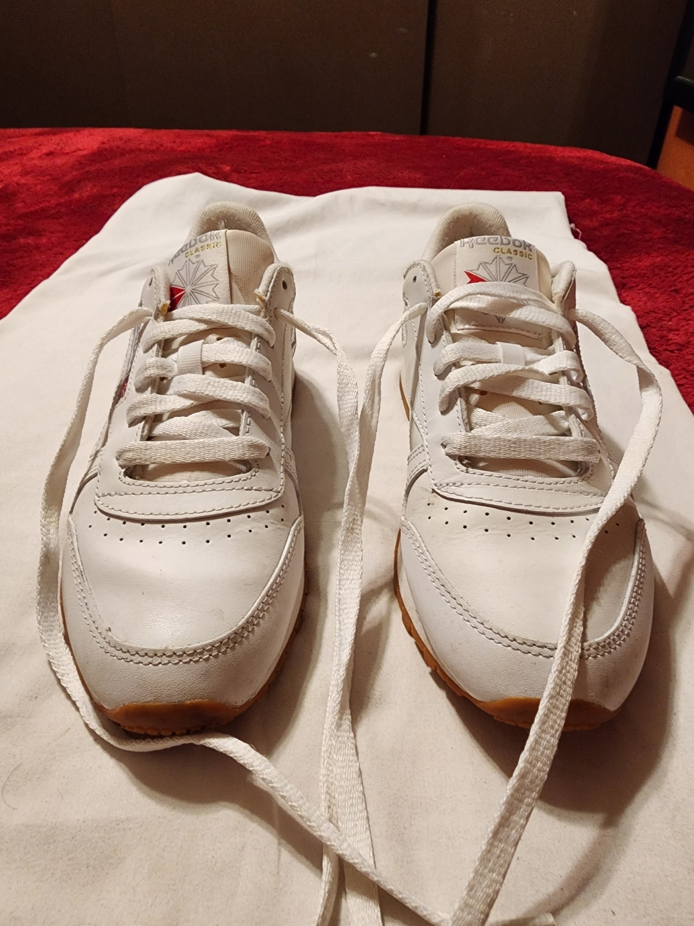 Reebok womens size 7 White Leather  Classic Sneakers with Gum Outsole